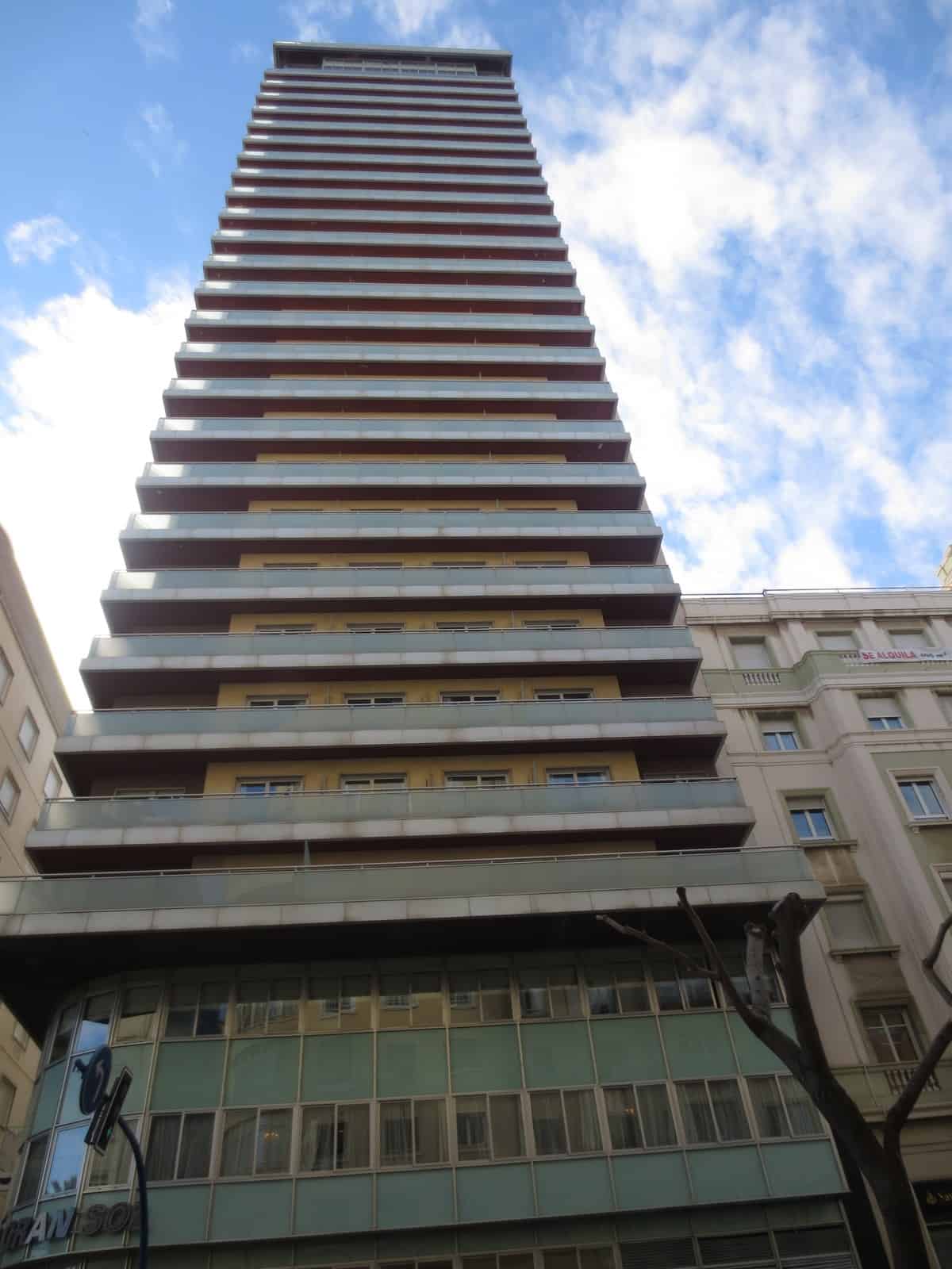 El Edificio Gran Sol, como nave que yende su proa en el azul lucentino