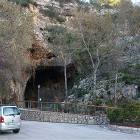 1431007036_Entrada de la cueva de Las Calaveras de Benidoleg