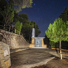 paraje natural de la ermita san pascual entrada a la fuente roja por ibi,nocturna iluminada con linterna calida.