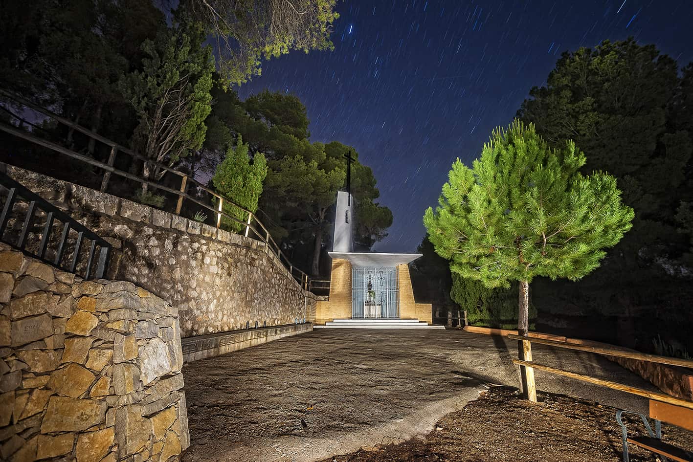 paraje natural de la ermita san pascual entrada a la fuente roja por ibi,nocturna iluminada con linterna calida.