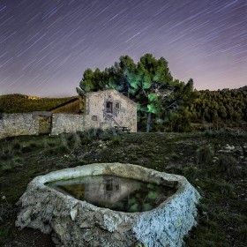 nocturna iluminada con linterna fria.