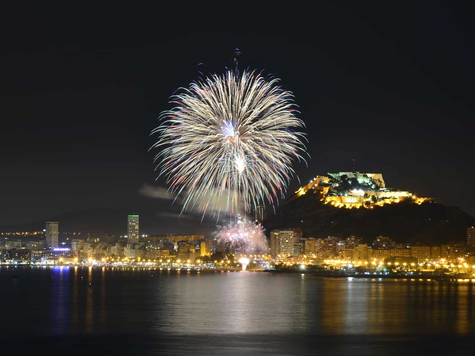 Alicante y sus fuegos Enamorados de Alicante