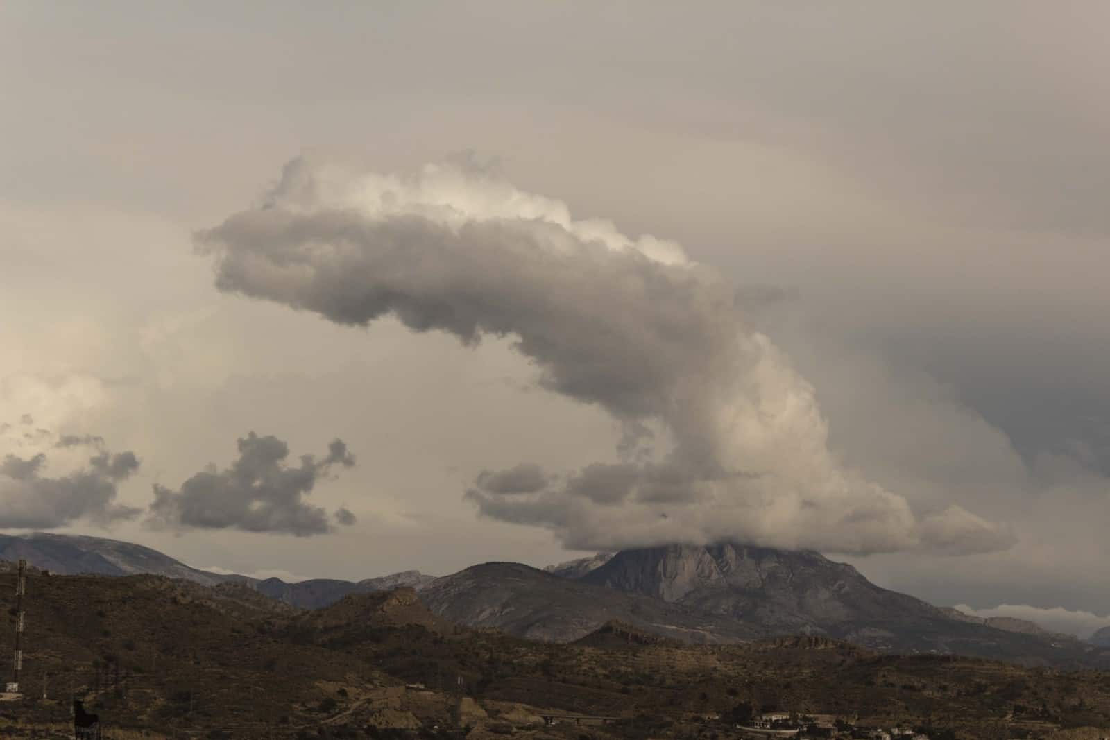 1491670218_Puig Campana luchando con las nubes