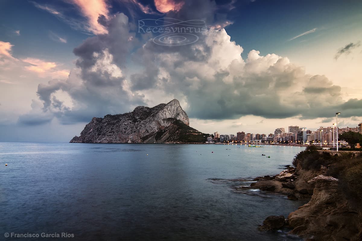 Música (abrir en nueva pestaña) / Music (Open link in new tab): Mike Oldfield - Harmonia Mundi.

El peñón de Ifach asemejaba gustar de jugar con las nubes a última hora de la tarde, cuando el sol se ponía. Tomé la fotografía desde uno de los miradores del paseo de la Playa de la Fossa de Calpe (Alicante), desde el que la Reina y yo, pudmos contemplar un muy bello atardecer :-).
-English:
Seemed that Ifach Rock liked to play with clouds at late evening, when the sun went down. I made this image from one of the viewpoints of La Fossa Beach seafront promenade in Calpe (Costa Blanca, Alicante, Spain) from which the Queen and I could enjoy a lovey sunset :-).

© Francisco García Ríos 2015- All Rights Reserved / Reservados todos los derechos.
El contenido de estas imágenes no puede ser copiado, distribuido ni publicado por ningún medio, bien sea electrónico o de cualquier otra naturaleza.
Su utilización en otras páginas web sin el consentimiento expreso del autor está PROHIBIDO y es sancionable por ley.
Cualquiera que quiera usar mis fotografías debe ponerse en contacto conmigo primero para acordar los términos de uso; así pues, para informarse acerca de copias, licencias, utlilización en blogs o cualquier otro uso, por favor, envíe un mensaje o correo electrónico (Recesvintus(at)yahoo.es).
Gracias.
 
The content of these images cannot be copied,distributed or published for any media, electronic or otherwise.
The utilization in other web pages without the express written consent of the author is PROHIBITED and punishable by law.
Anyone wanting to use my photographs should contact me first to discuss the terms; so to enquire about prints, licensing, blogging and so on, please send an e-mail or message (Recesvintus(at)yahoo.es). 
Thank you.