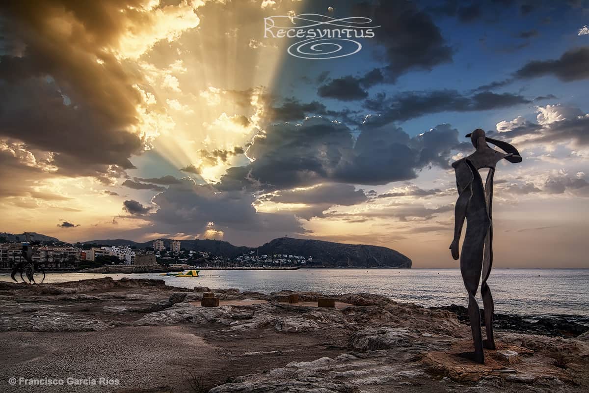 Música (abrir en nueva pestaña) / Music (Open link in new tab): Cat Stevens - Morning Has Broken.

Vista del amanecer en Moraira desde la Cala de las Platgetes mirando hacia el Este. El Cap d'Or retarda la salida del sol en la localidad, pero compensa esa dilación ofreciendo un precioso espectáculo de luz y color en cada amanecer cuando asoma por detrás del cabo.
En primer plano, puede verse la escultura de hierro del escultor javeanense Toni Marí Sart, "hombre mirando al mar",  perenne vigía de hierro, oteando sin descanso el horizonte desde su cofa de piedra. Traté de encuadrarlo buscando una composición en la que la escultura pareciese contemplar el amanecer desde la orilla.

Mi página de Facebook

-English:
View of Dawn in Moraira (Costa Blanca, Alicante, Spain) from the Platgetes cove, facing East. The "Cap d'Or" ("cape of gold") slows sunrise in the town, but compensates for that delay with a beautiful show of light and color in every dawn when the sun peeks out behind it.
On the foreground we can see the iron sculpture “Man looking at sea” a perennial iron lookout man, scanning the horizon restlessly from his crow’s nest of stone.I tried to frame it searching for a composition to create the impression that that iron man were contemplating the dawn from the shore.

My Facebook Page.

© Francisco García Ríos 2015- All Rights Reserved / Reservados todos los derechos.

El contenido de estas imágenes no puede ser copiado, distribuido ni publicado por ningún medio, bien sea electrónico o de cualquier otra naturaleza.
Su utilización en otras páginas web sin el consentimiento expreso del autor está PROHIBIDO y es sancionable por ley.
Cualquiera que quiera usar mis fotografías debe ponerse en c