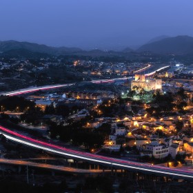 1603119785_castillo-de-petrer-envuelto-en-las-luces-de-autovia