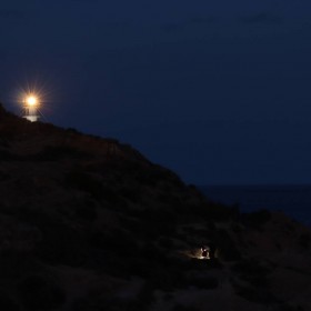 1633992448_FARO Y  HOMBRE CAVERNA EN CABO DE LAS HUERTAS (2)