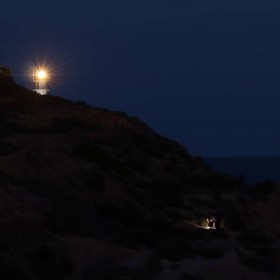 1634071232_FARO Y  HOMBRE CAVERNA EN CABO DE LAS HUERTAS (2)